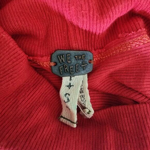 FREE PEOPLE "Cherry Color" Oversized Turtleneck Sweater - Picture 3 of 4